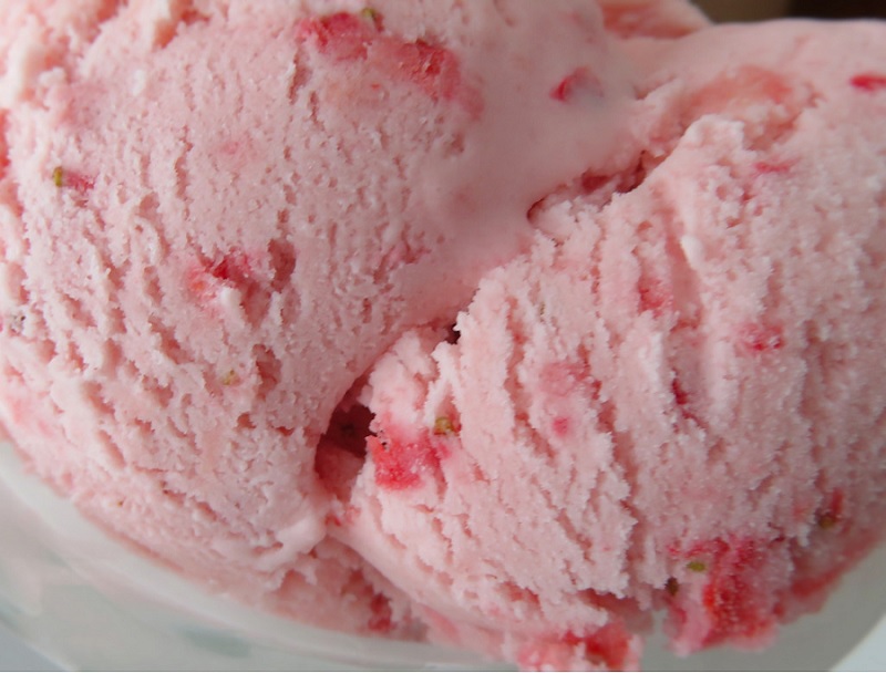 homemade strawberry ice cream 01.jpg